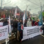 “Kang Dedi Mulyadi (KDM), Gubernur Jawa Barat di demo oleh Mahasiswa, terkait transparansi anggaran di Dinas Bina Marga dan Dinas Pendidikan Provinsi Jawa Barat.”