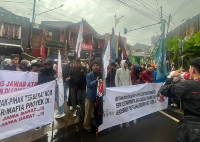 “Kang Dedi Mulyadi (KDM), Gubernur Jawa Barat di demo oleh Mahasiswa, terkait transparansi anggaran di Dinas Bina Marga dan Dinas Pendidikan Provinsi Jawa Barat.”