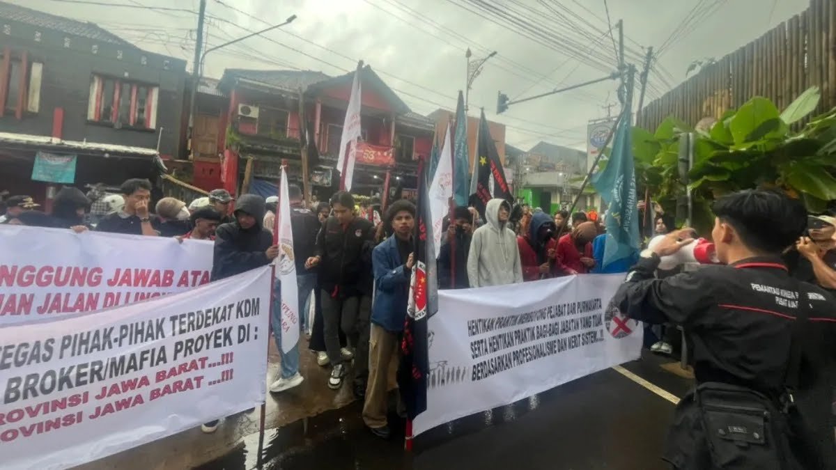 “Kang Dedi Mulyadi (KDM), Gubernur Jawa Barat di demo oleh Mahasiswa, terkait transparansi anggaran di Dinas Bina Marga dan Dinas Pendidikan Provinsi Jawa Barat.”