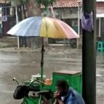 “Sepi pembeli karena hujan seharian di hari pertama puasa, pedagang di Pasar Sagalaherang, Subang merugi.”