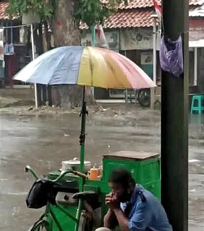 “Sepi pembeli karena hujan seharian di hari pertama puasa, pedagang di Pasar Sagalaherang, Subang merugi.”