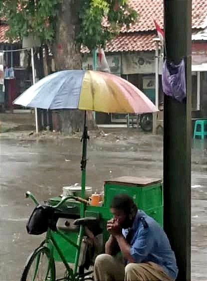 “Sepi pembeli karena hujan seharian di hari pertama puasa, pedagang di Pasar Sagalaherang, Subang merugi.”