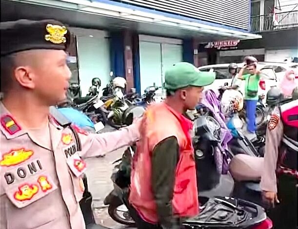 Juru Parkir Liar Semakin Menjamur dan Meresahkan, Netizen : “Juru Parkir Liar itu premanisme yang secara terang-terangan melakukan pungli dan pemerasan kepada masyarakat.”