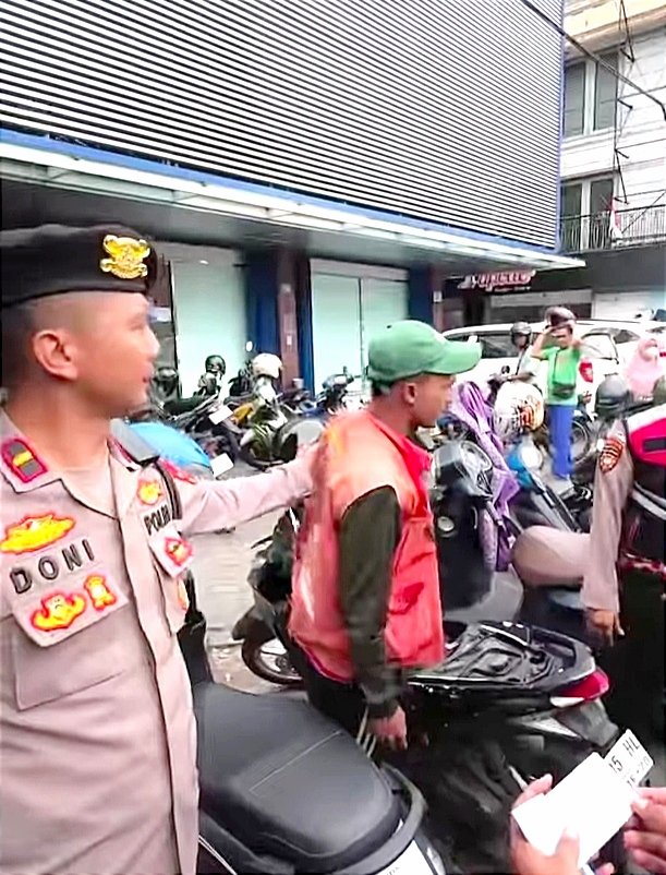 Juru Parkir Liar Semakin Menjamur dan Meresahkan, Netizen : “Juru Parkir Liar itu premanisme yang secara terang-terangan melakukan pungli dan pemerasan kepada masyarakat.”